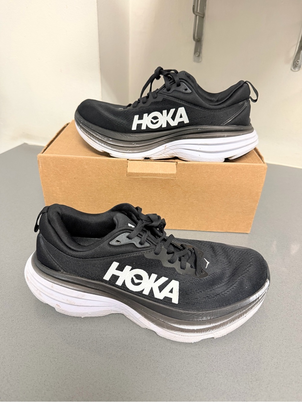 Hoka Bondi 8 Men's Black Cushioning Running Shoes low top comfortable size 9